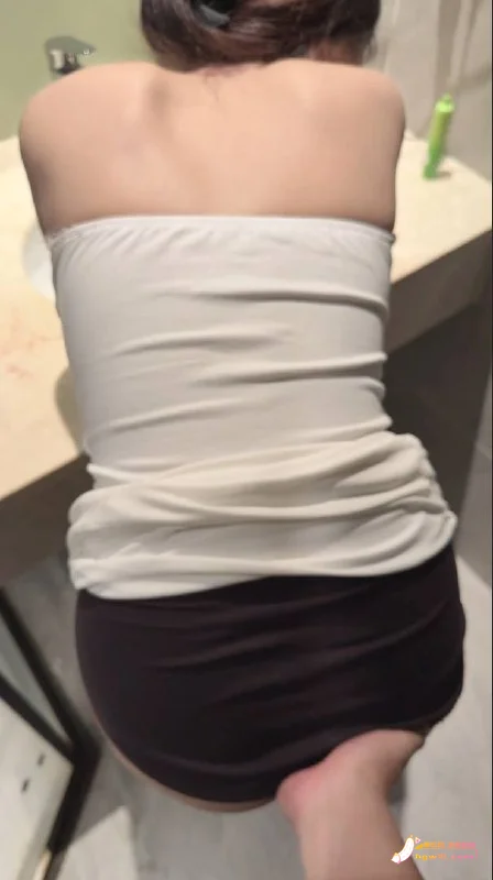 当着男友面带走邻居妹妹,回家卫生间激情一夜