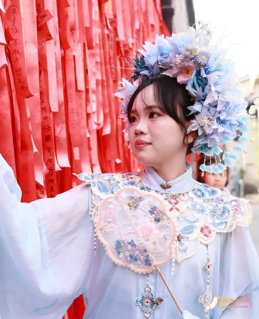 餐厅服务员林莉英私密视频曝光，多面形象引热议