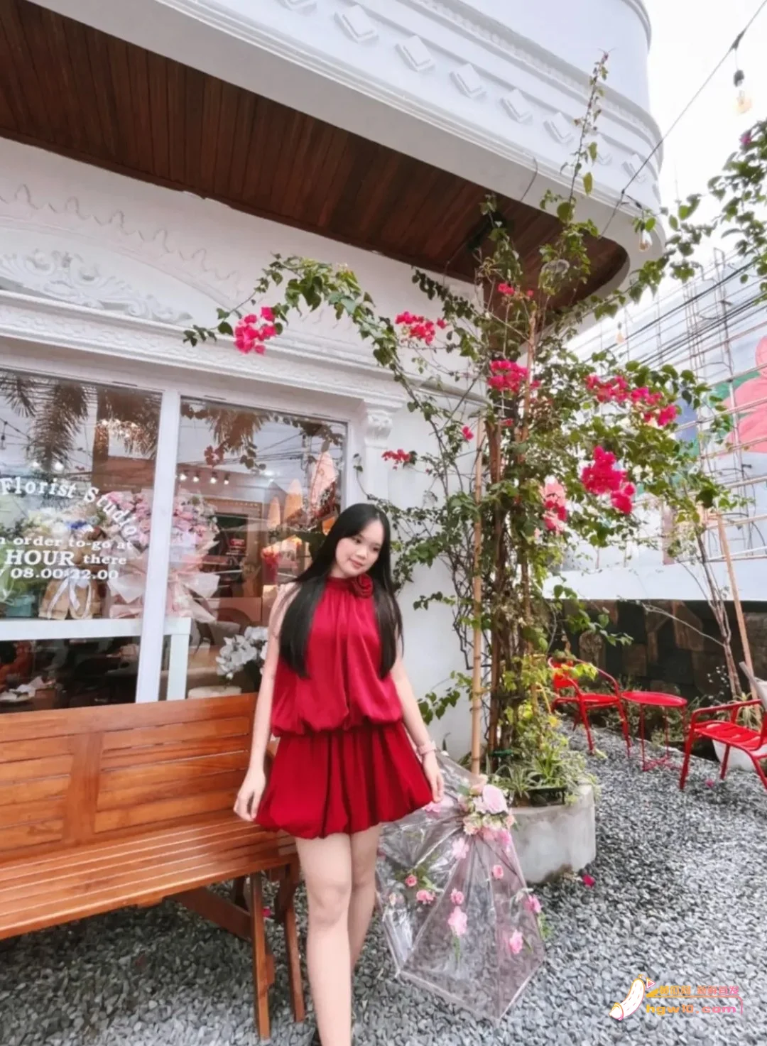 餐厅服务员林莉英私密视频曝光，多面形象引热议