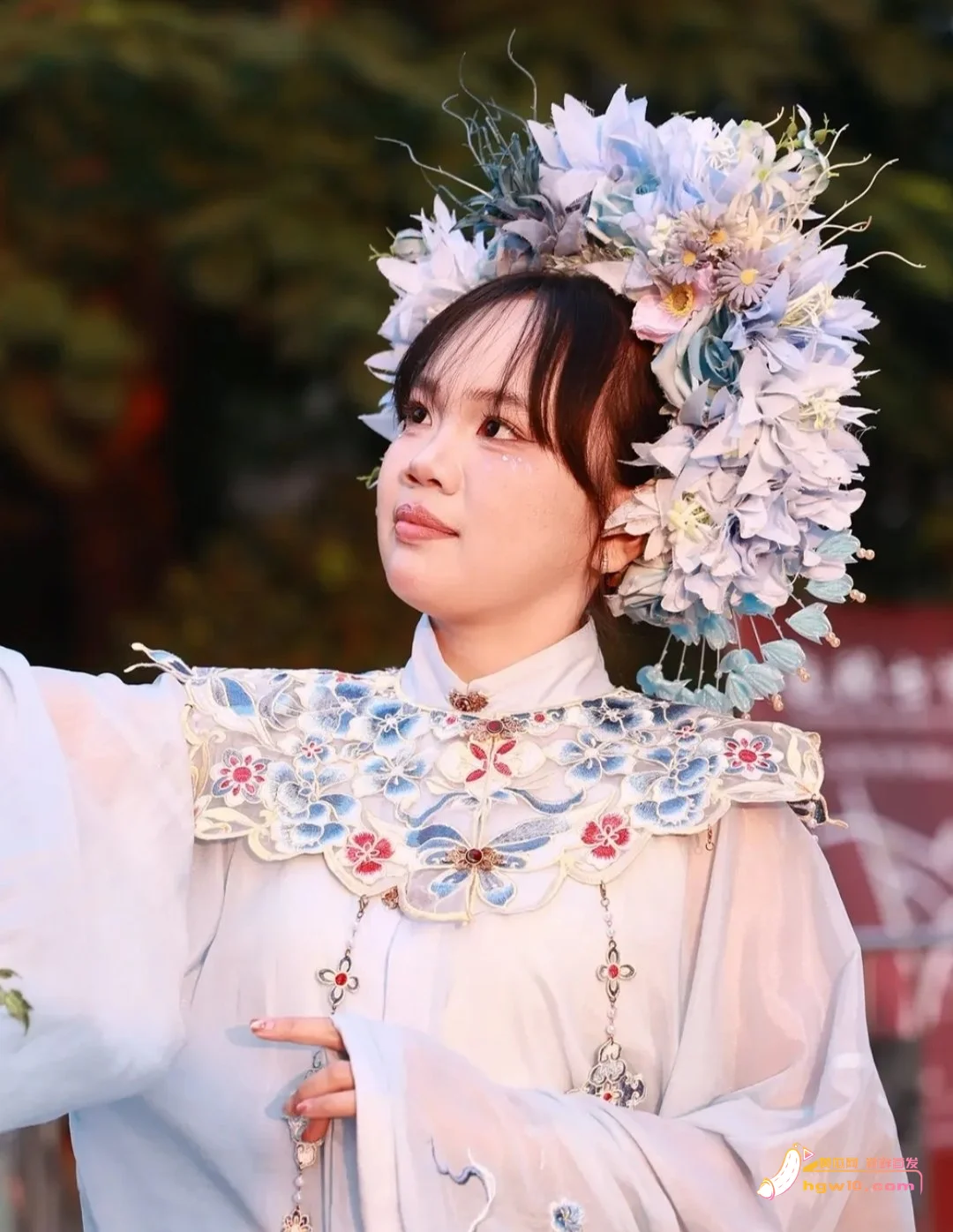 餐厅服务员林莉英私密视频曝光，多面形象引热议