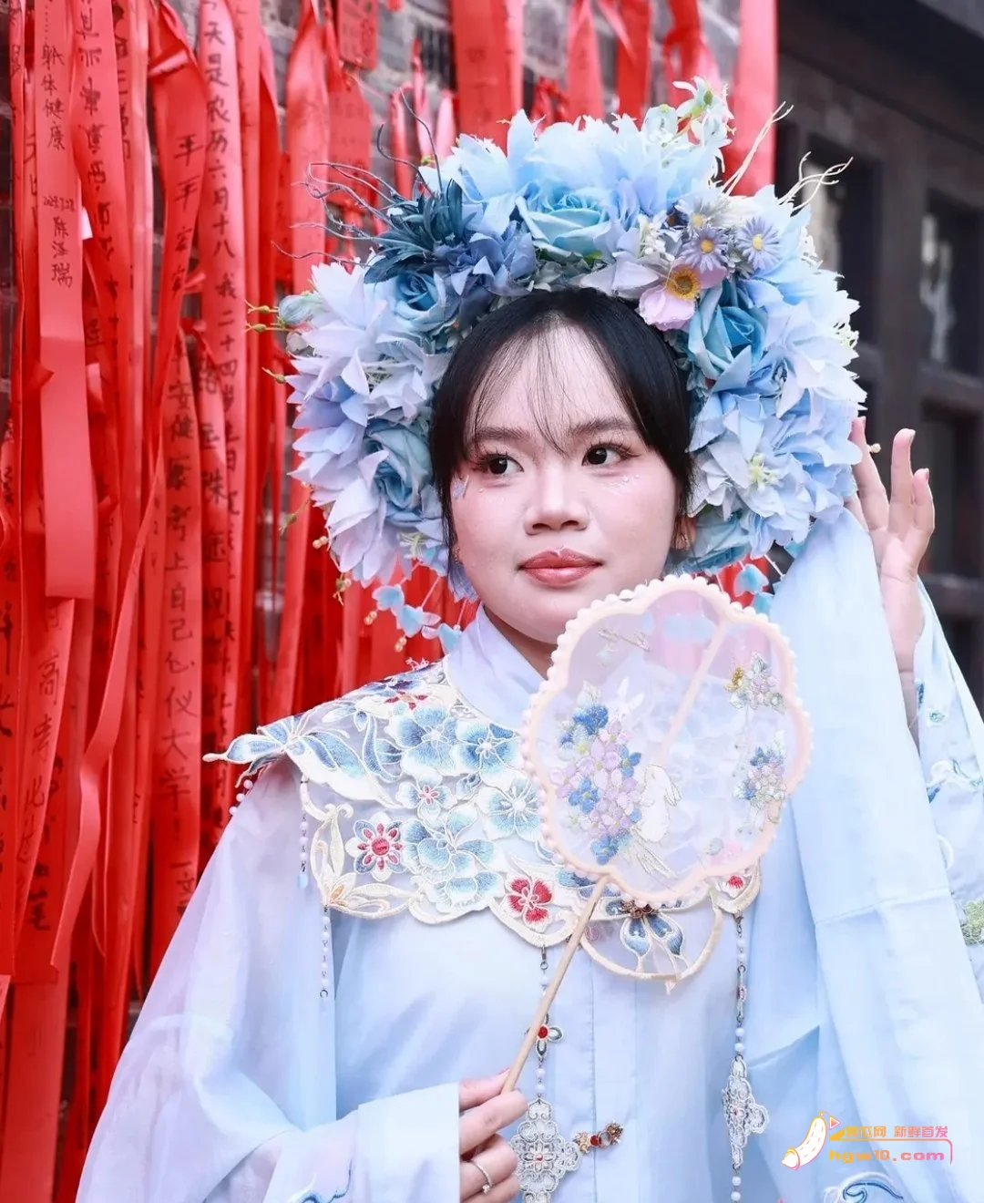 餐厅服务员林莉英私密视频曝光，多面形象引热议