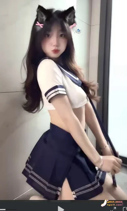 猫耳少女多套造型展示：清纯与性感风格切换