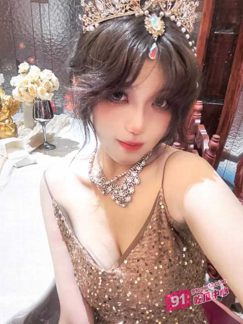 调教女王调教多名清纯女 沦为任女王辱骂受虐的母狗 舔脚打屁股随意玩弄 这些妹子太可怜了！ 配图3