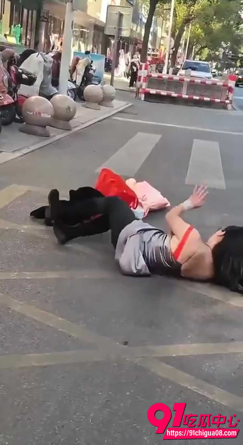 泰兴街头美女脱衣热舞 7