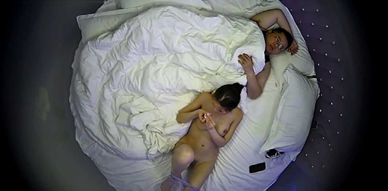 上帝视角偷拍 苗条美女穿情趣内衣与眼镜胖领导69缠绵 实在是激情啊！