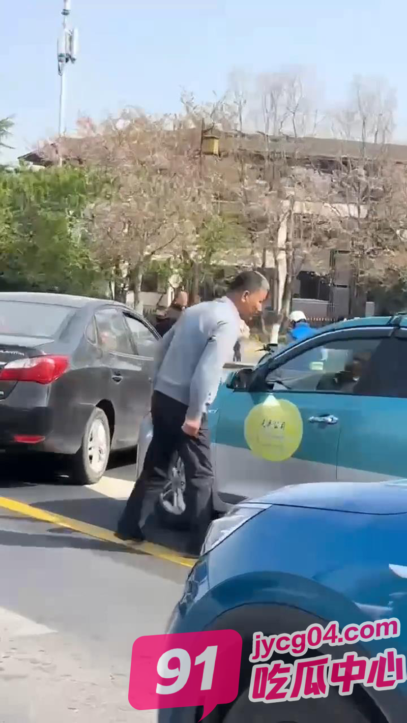 南京vs东北路怒对比！南京老头动嘴吐痰！东北大汉直接上手！