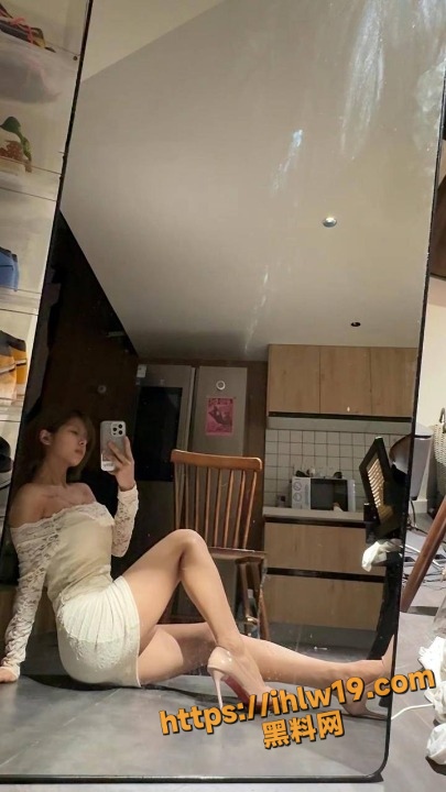 微密圈 大猫女孩 献出情趣套装私拍合集 前凸后翘的身材果真让人着迷！