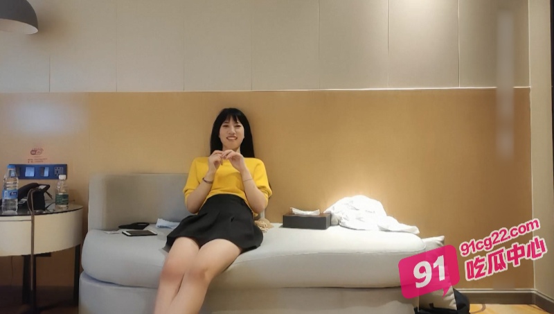 约操明星脸高端外围 沙发上激情四射 大屌征服嫩妹刺激淫靡！ 配图5