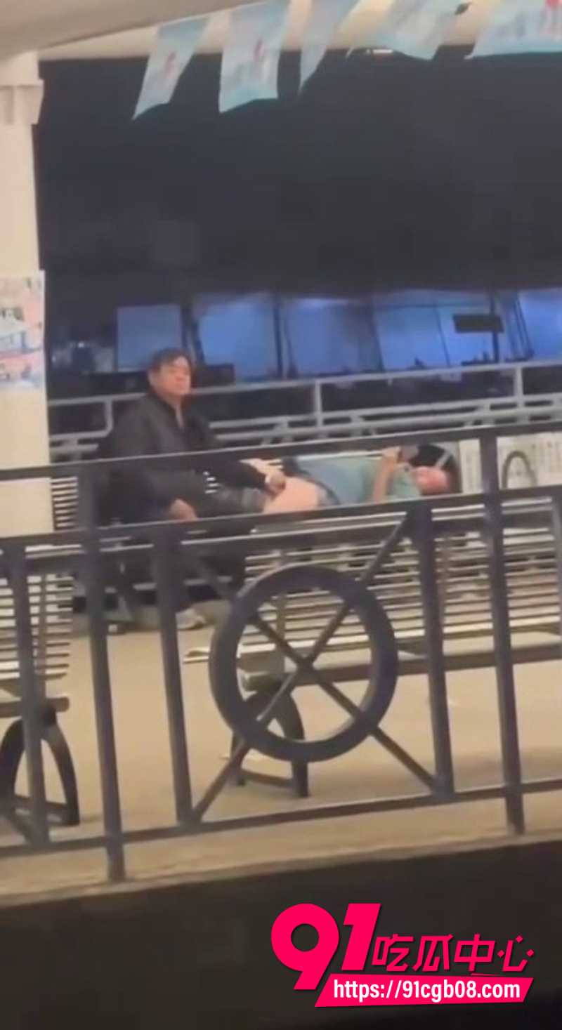 香港长洲码头惊现六旬男女上演活春宫1