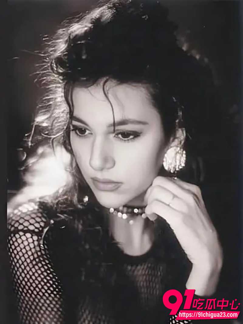 意大利硬核经典电影六角琴 女演员赛仑被典狱长胁迫大尺度画面 94年老片抖音重燃欲火！