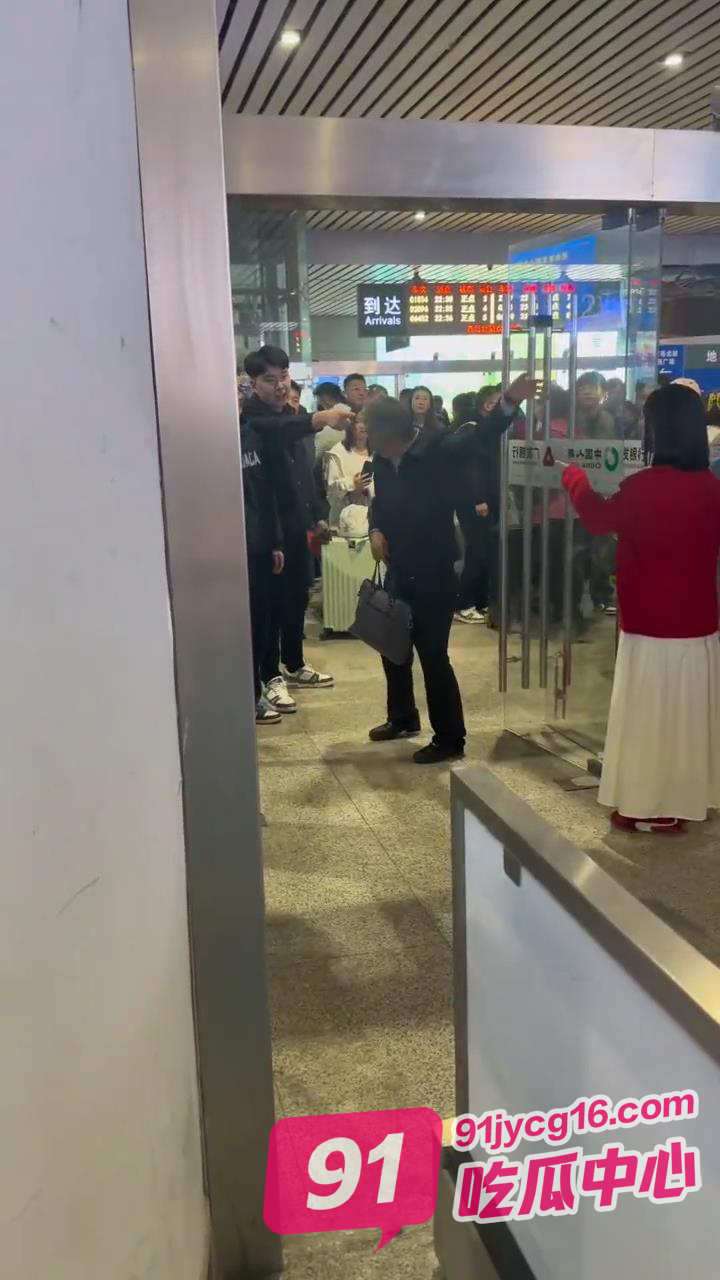 山东青岛猥琐老头胆大包天猥亵小姑娘！路人小伙仗义出手！ 配图
