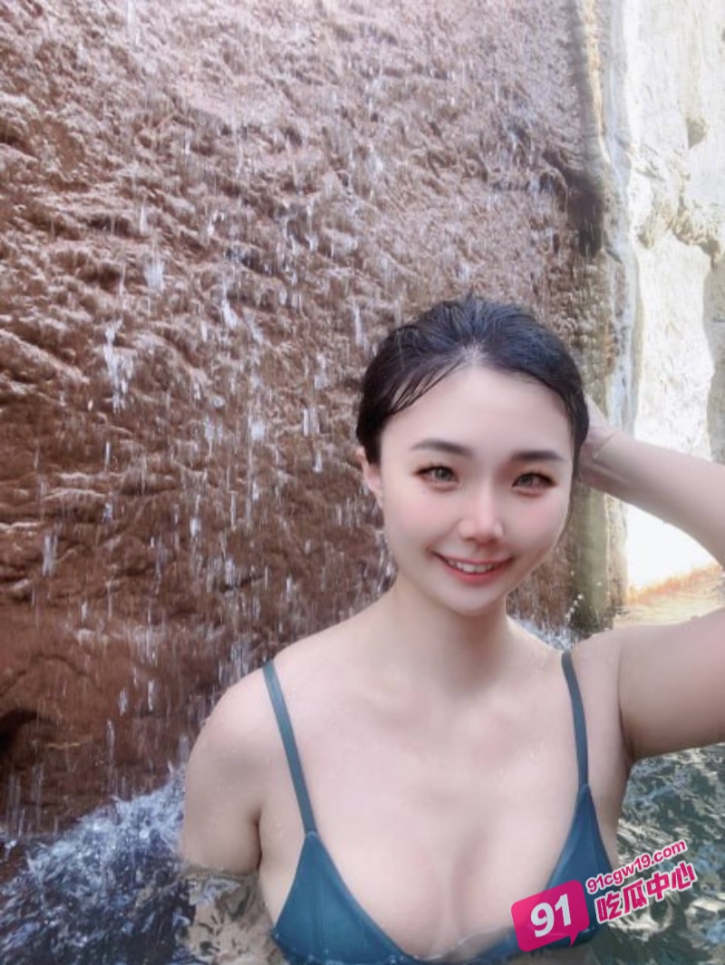 四川成都反差婊王婧菲遭渣男泄密～用骚媚的眼神炫耀自己的厉害 配图2