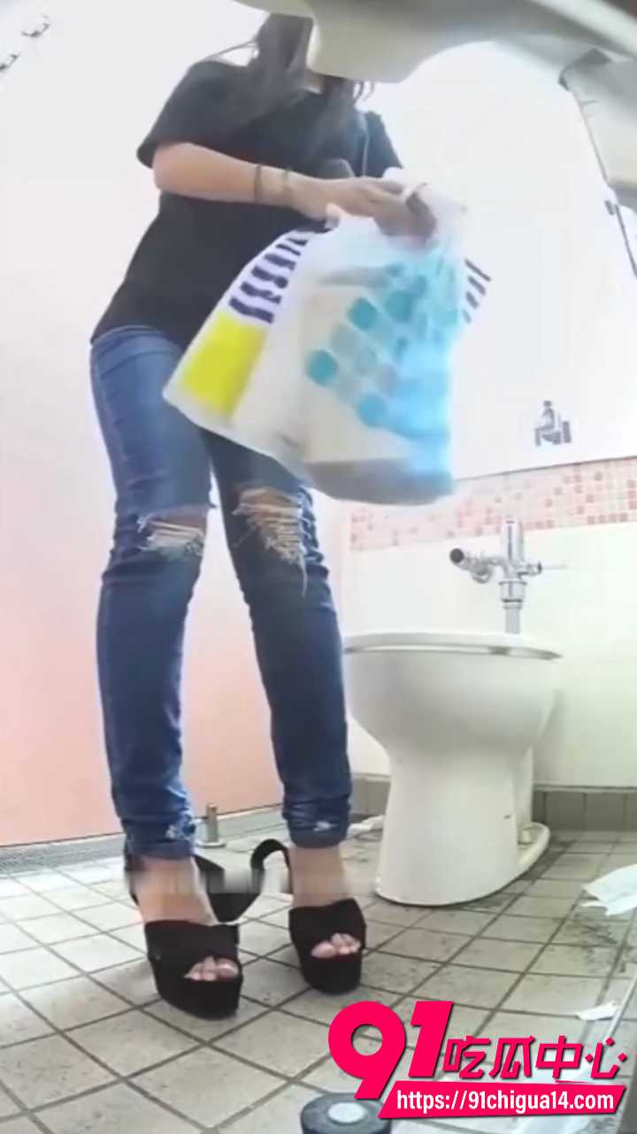 户外公厕偷拍丰满学生妹脱光洗澡2