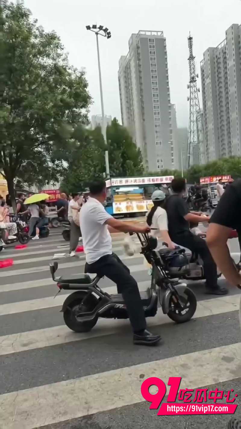 迎泰新城夜市炸串摊老板夫妇吵架 6 迎泰新城夜市炸串摊老板夫妇吵架 6