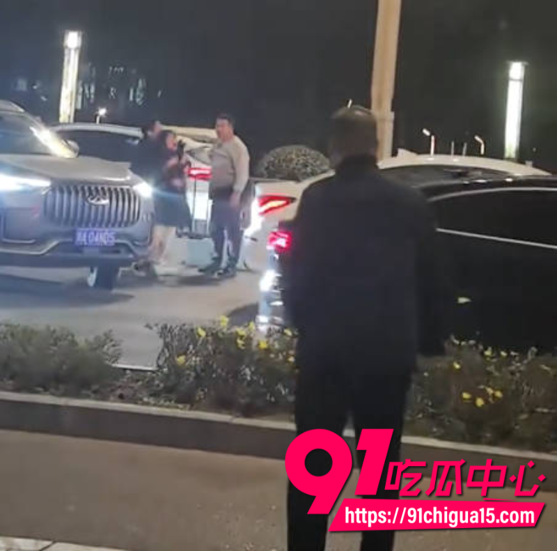 成都龙湖蜀新天街发生交通事故两人争吵期间奇瑞男子误伤老婆压断腿7