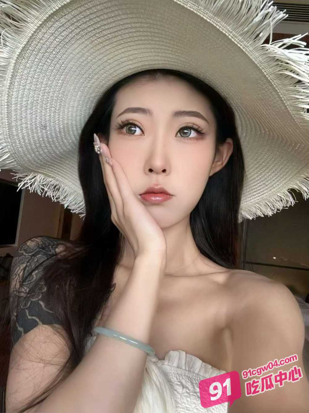 超美模特岑宁儿拍完性爱视频后擦拭精液时 被摄影师用嘴巴强制清洗蜜穴 ! 配图6