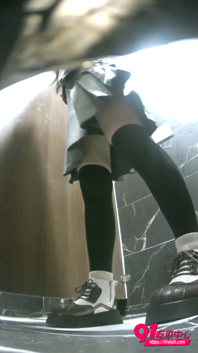 酒吧女厕全景偷拍3 酒吧女厕全景偷拍3