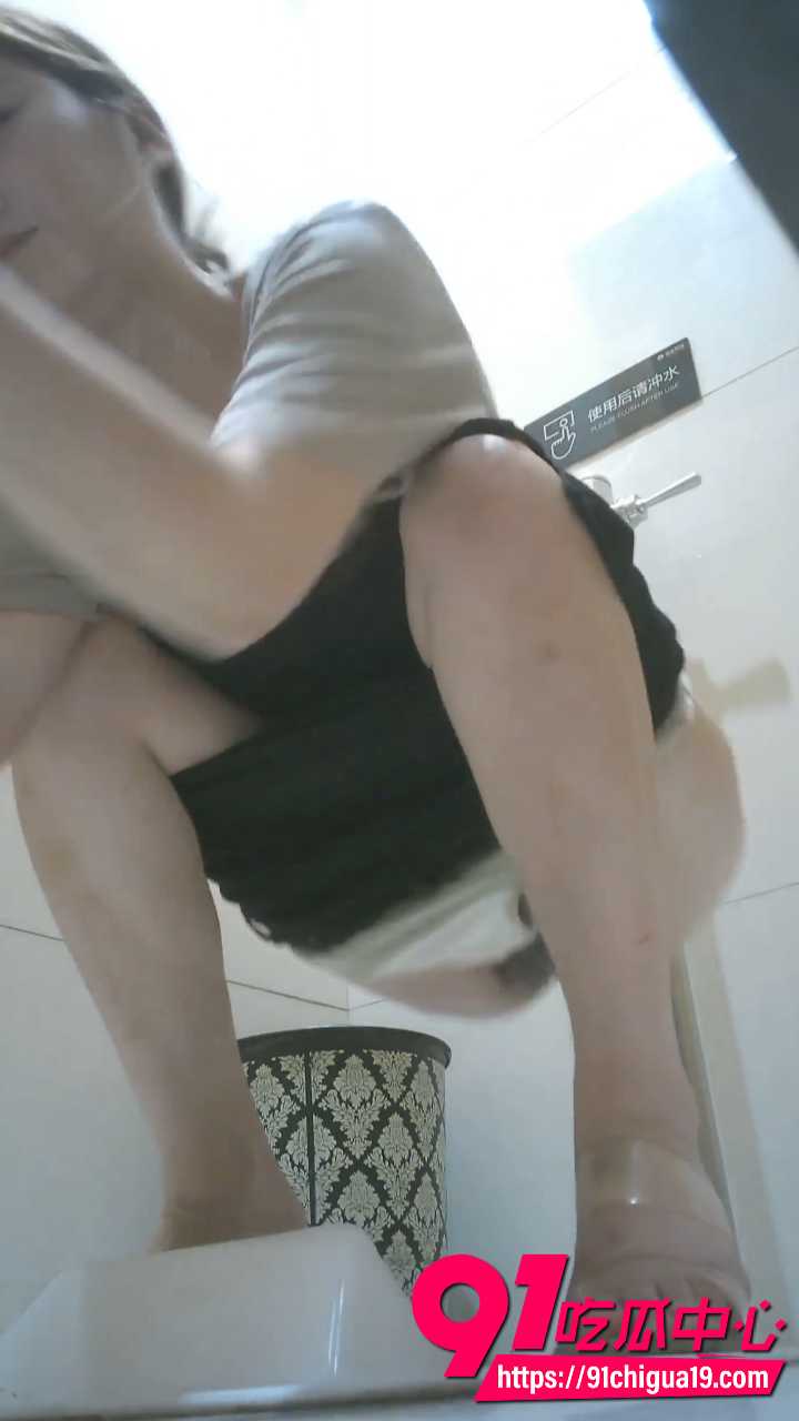 酒吧女厕前后景偷拍小姐尿尿3 酒吧女厕前后景偷拍小姐尿尿3