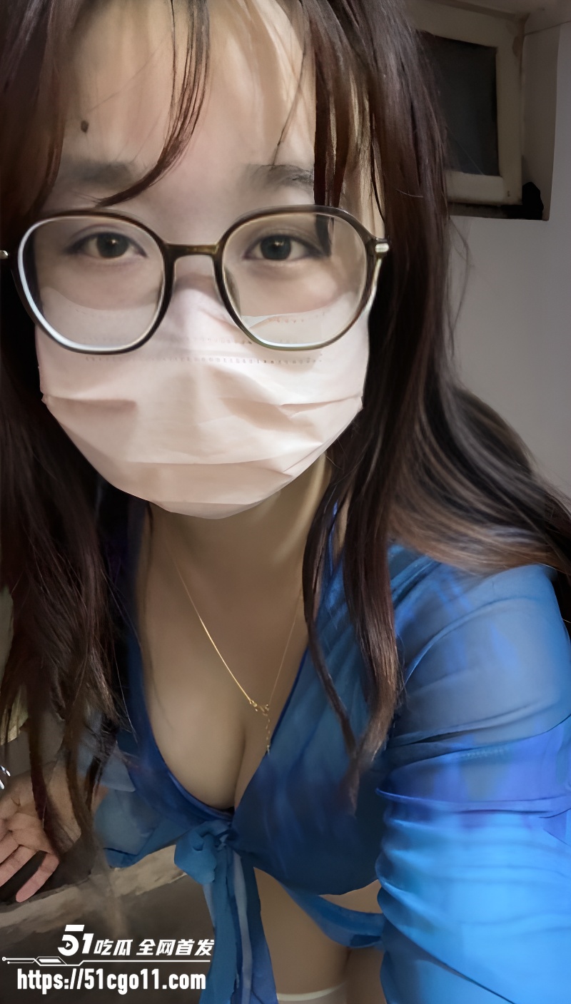 极品人妻 yiyi3359 小姨 楼道露出门外自慰1