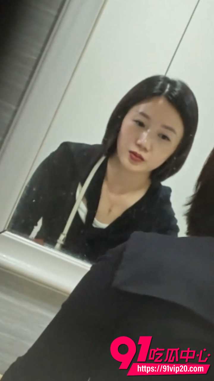 厕所私密偷拍资源流出 猫眼偷拍美女小姐姐上厕所 黑丝半褪湿穴滴液特写全记录