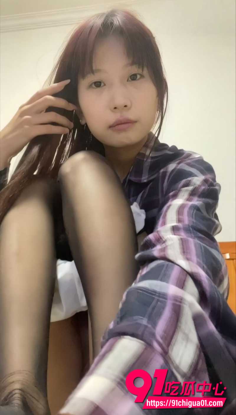 长沙极品反差婊王辰渝自慰视频全网疯传 黑丝玉足粉嫩十足 一线天骚穴高潮不止！