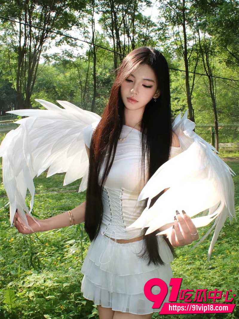 上海交通大学校花刘莹莹 被富二代一个月3w包养 身穿情趣内衣戴狗链在男人胯下承欢!