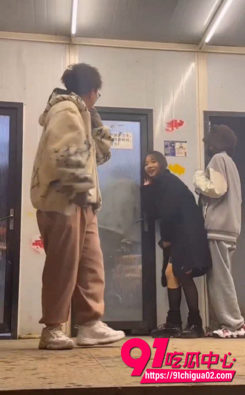 淄博烤肉店厕所偷情现场6