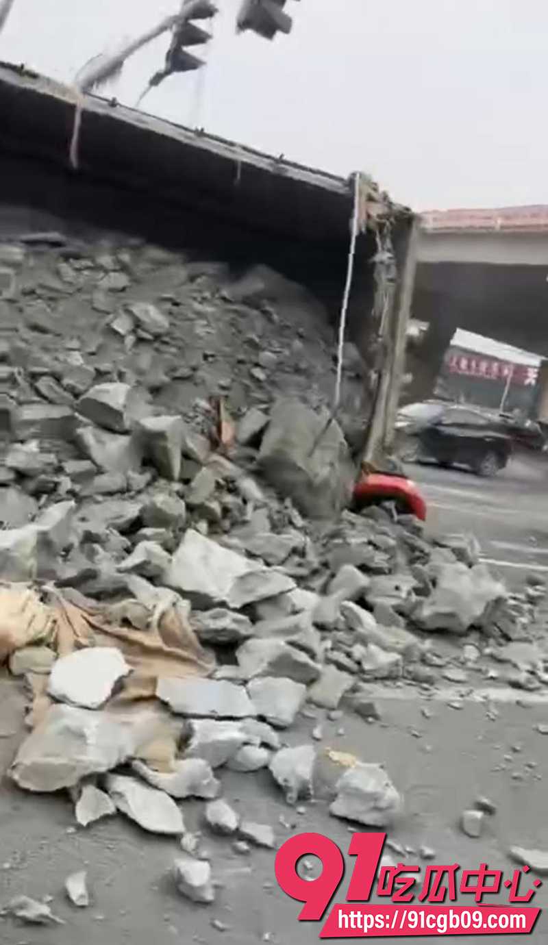 10烟台渣土车路口侧翻掩埋两车 6