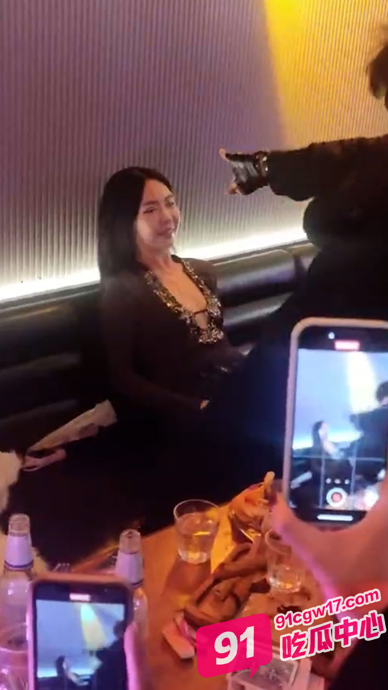 广西纯欲嫩妹王思佳 ktv重金点男模 小哥的舞姿也太骚了吧！ 配图