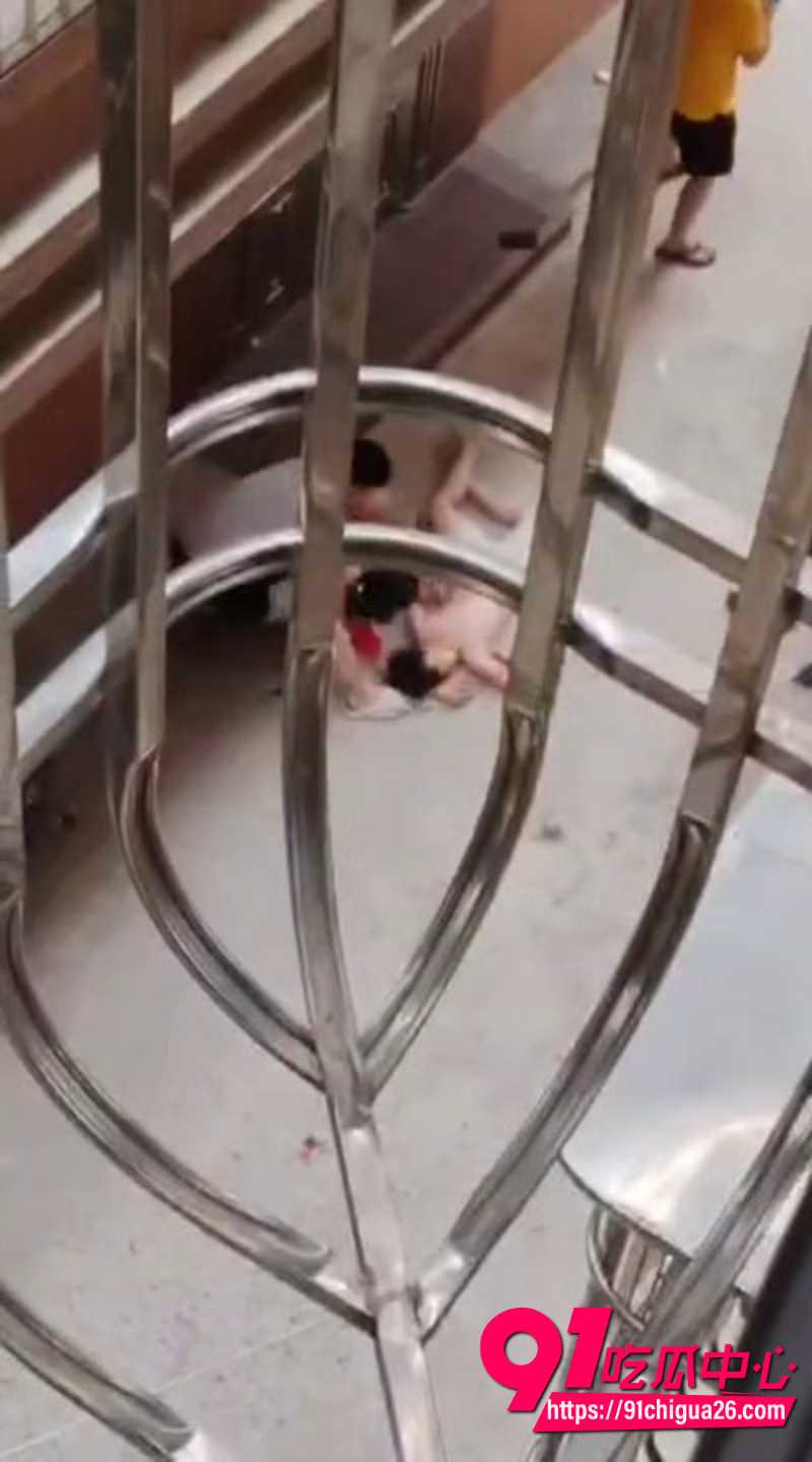 小区楼梯间小孩跳楼4