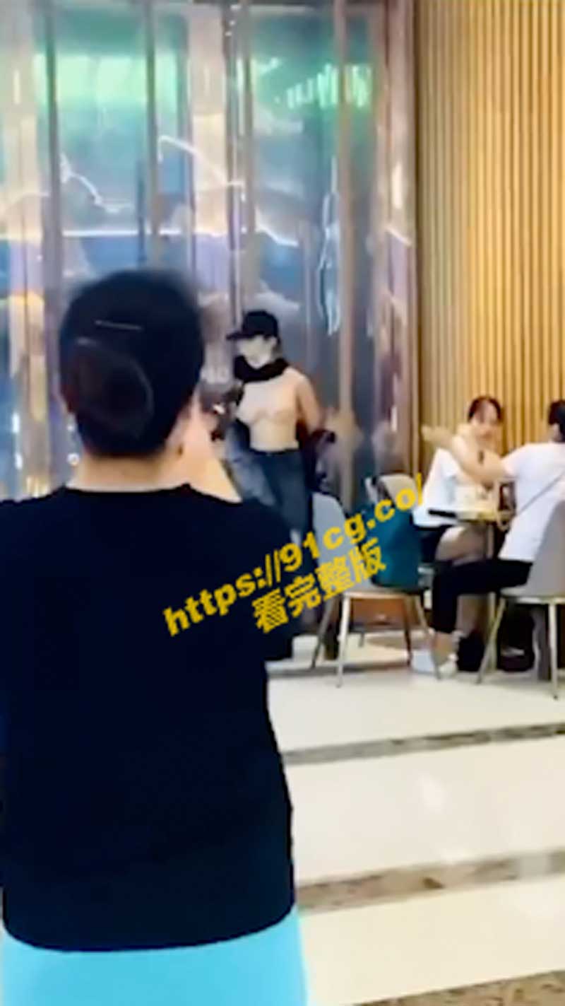 惊呆了！广西奇女子商场衣物脱光四处走动发狂与路人争吵辱骂