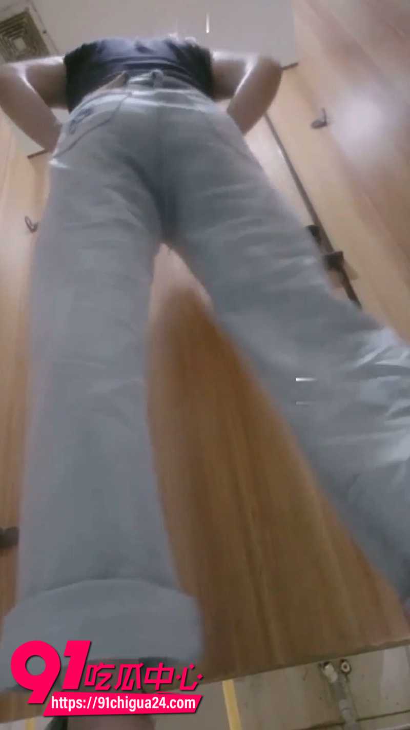 顶级美艳少妇上厕所被偷拍6