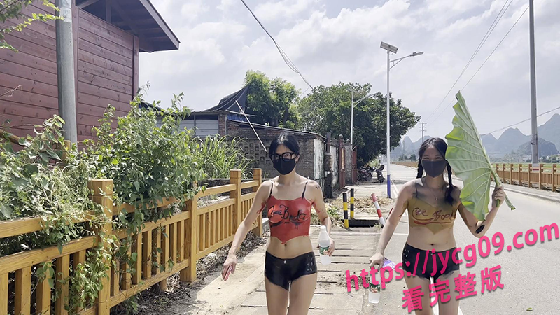 Cikai Moon姐妹花乡间全裸彩绘出行 引发路人频频偷瞄！ 配图5