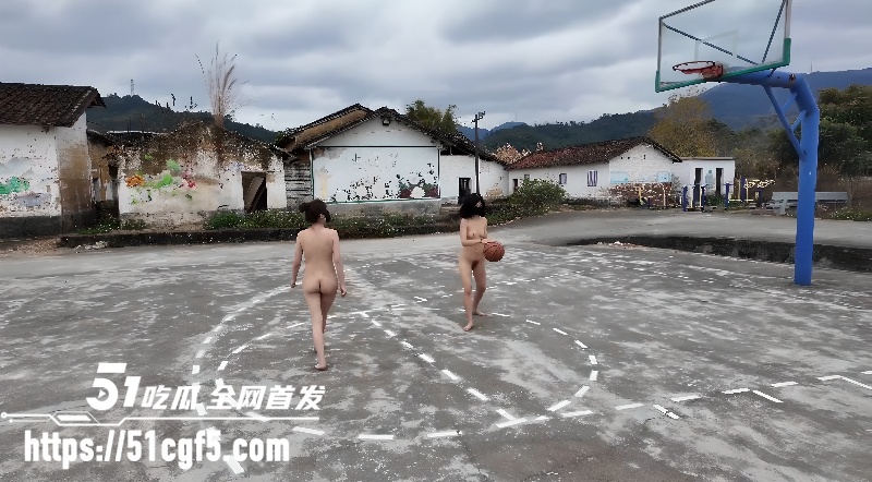 户外露出博主 cikaimoon 与闺蜜全裸篮球场激战2 户外露出博主 cikaimoon 与闺蜜全裸篮球场激战2