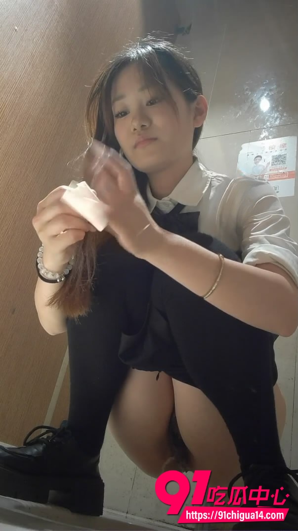 酒吧女厕偷拍3 酒吧女厕偷拍3