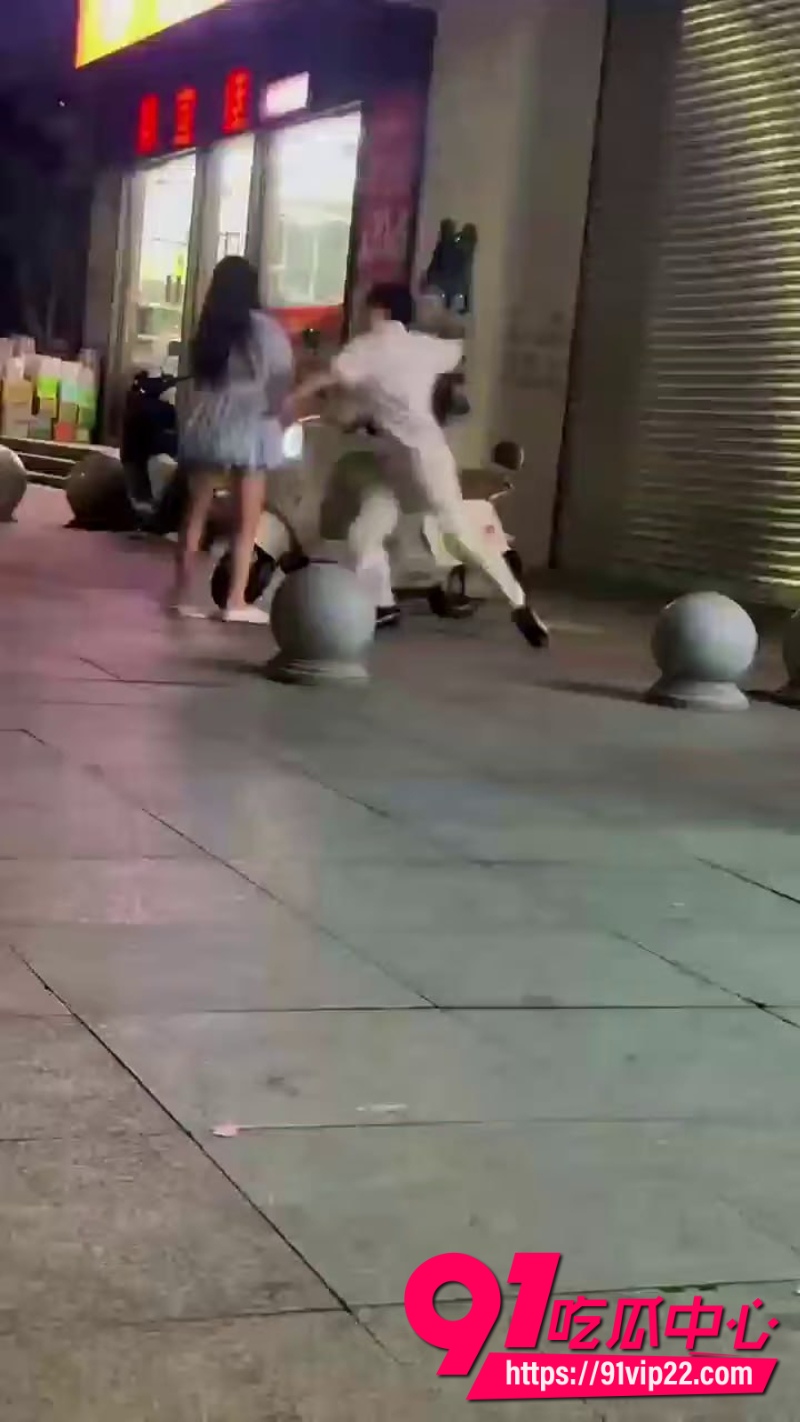 情侣当街打架 男方化身重炮手雷龙一拳打倒女方 美女被干趴在地几乎晕厥现场曝光始末