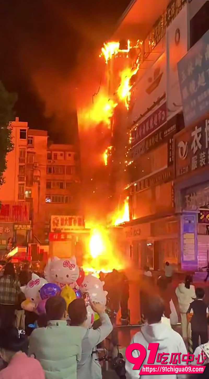 广西玉林新年凌晨惊现火烧连营 森雅精品酒店瞬间被吞 现场惨烈视频流出！