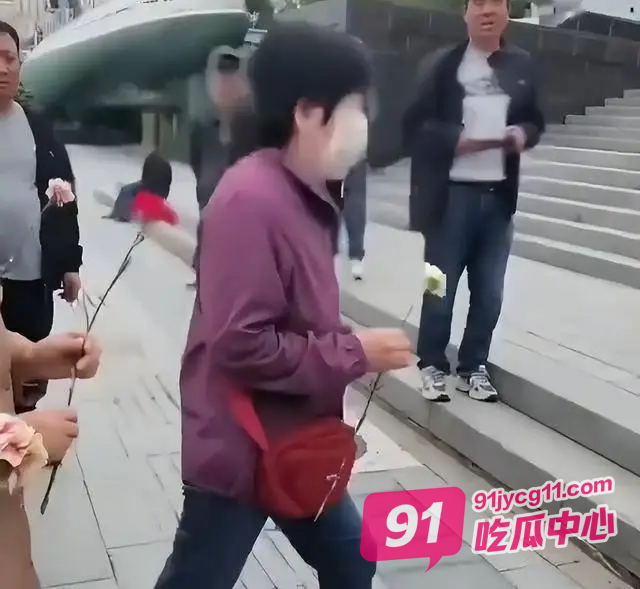 离了大谱！中国大妈到海参崴举行献花仪式 致敬俄罗斯战斗英雄？ 配图