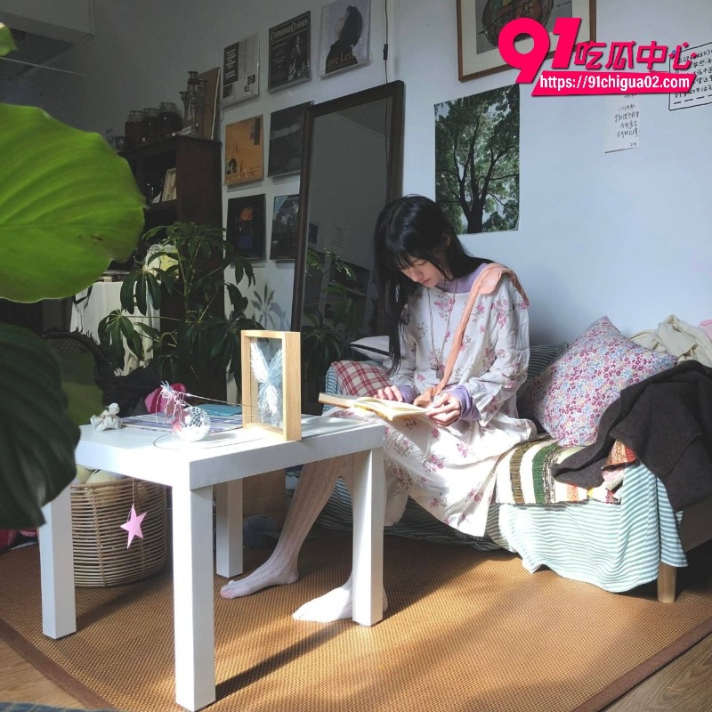 长沙市财经职业中专 赵虹 宿舍里用风油精自慰拍摄3