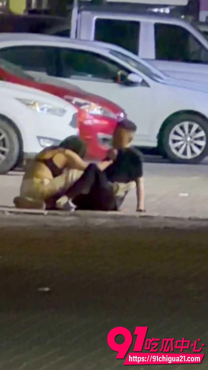 美女喝高后路边放飞自我 6