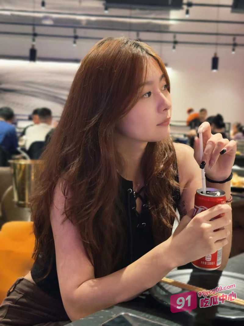 重庆美女孟瑶黑丝诱惑 和富豪男友宾馆激战视频泄露！