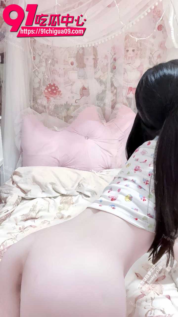 推特极品双马尾少萝咩咩小椰翘臀露穴7