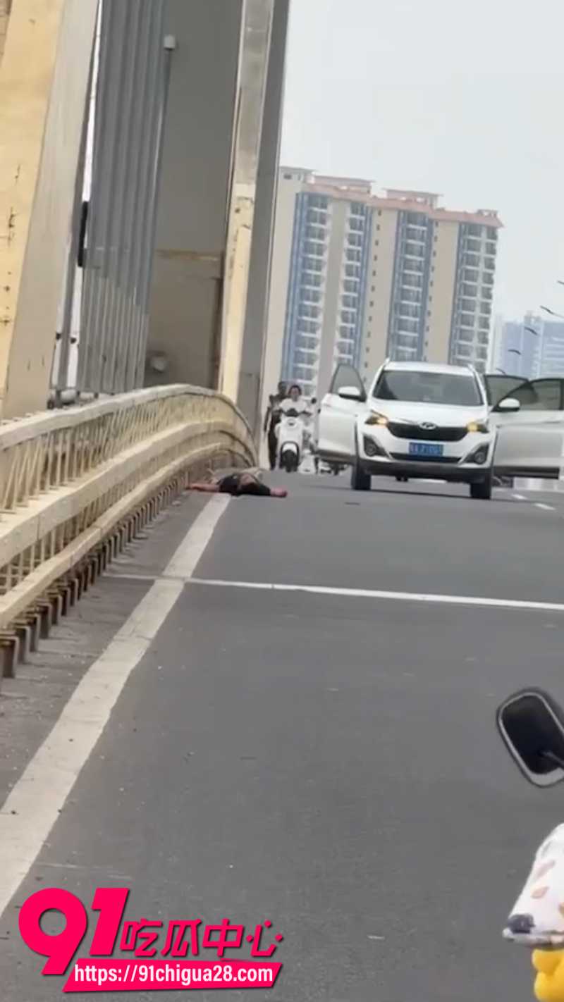 广西南宁西明桥发生砍人事件5