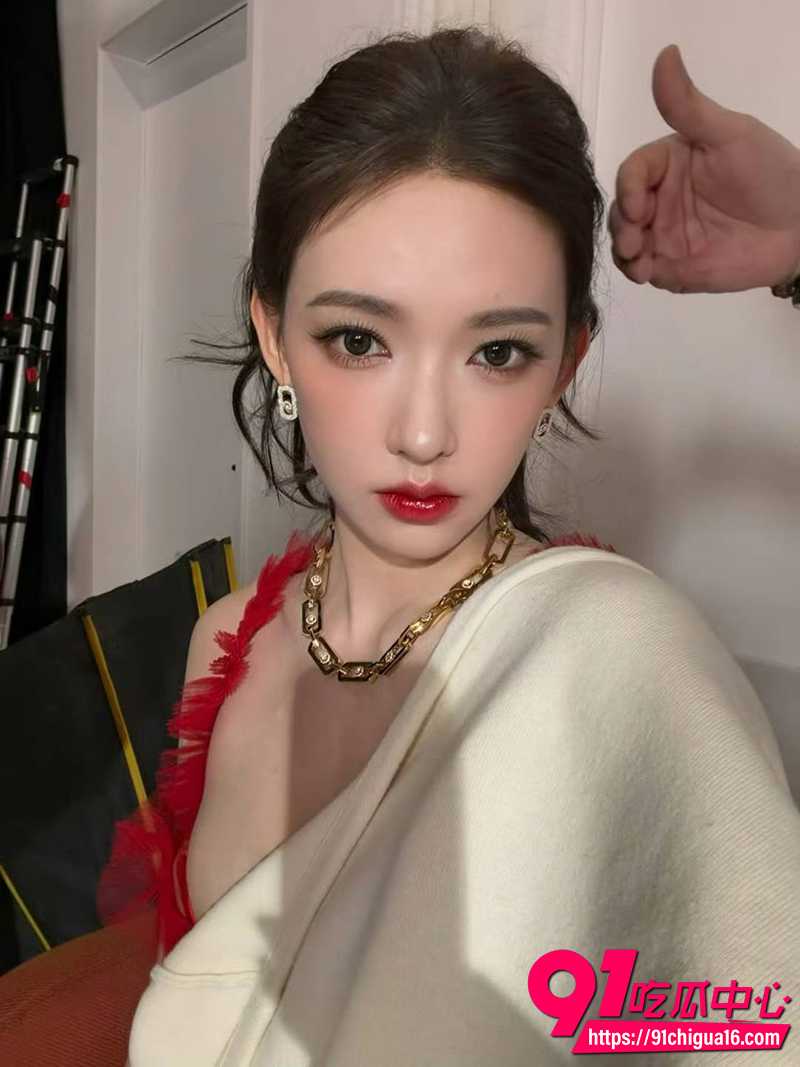 微博之夜程潇红毯 6