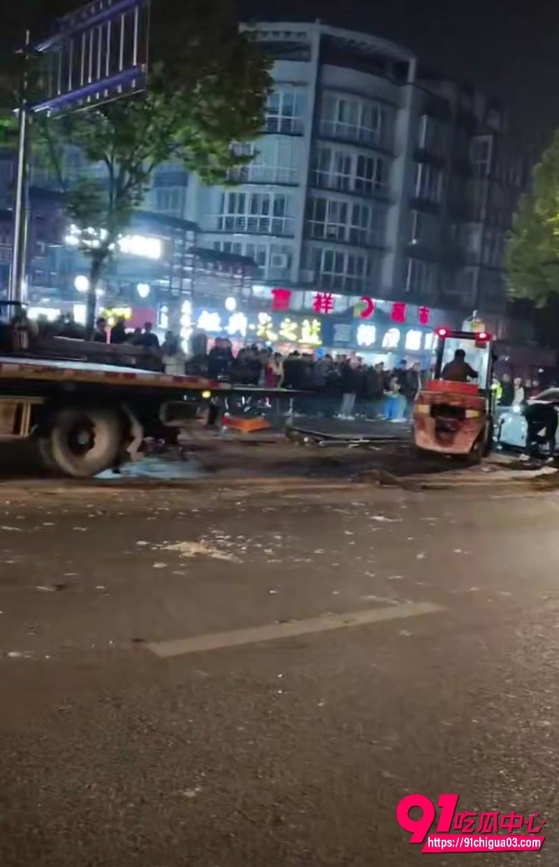 九江市区 迈凯伦 赣GVV117 深夜飙车撞护栏5