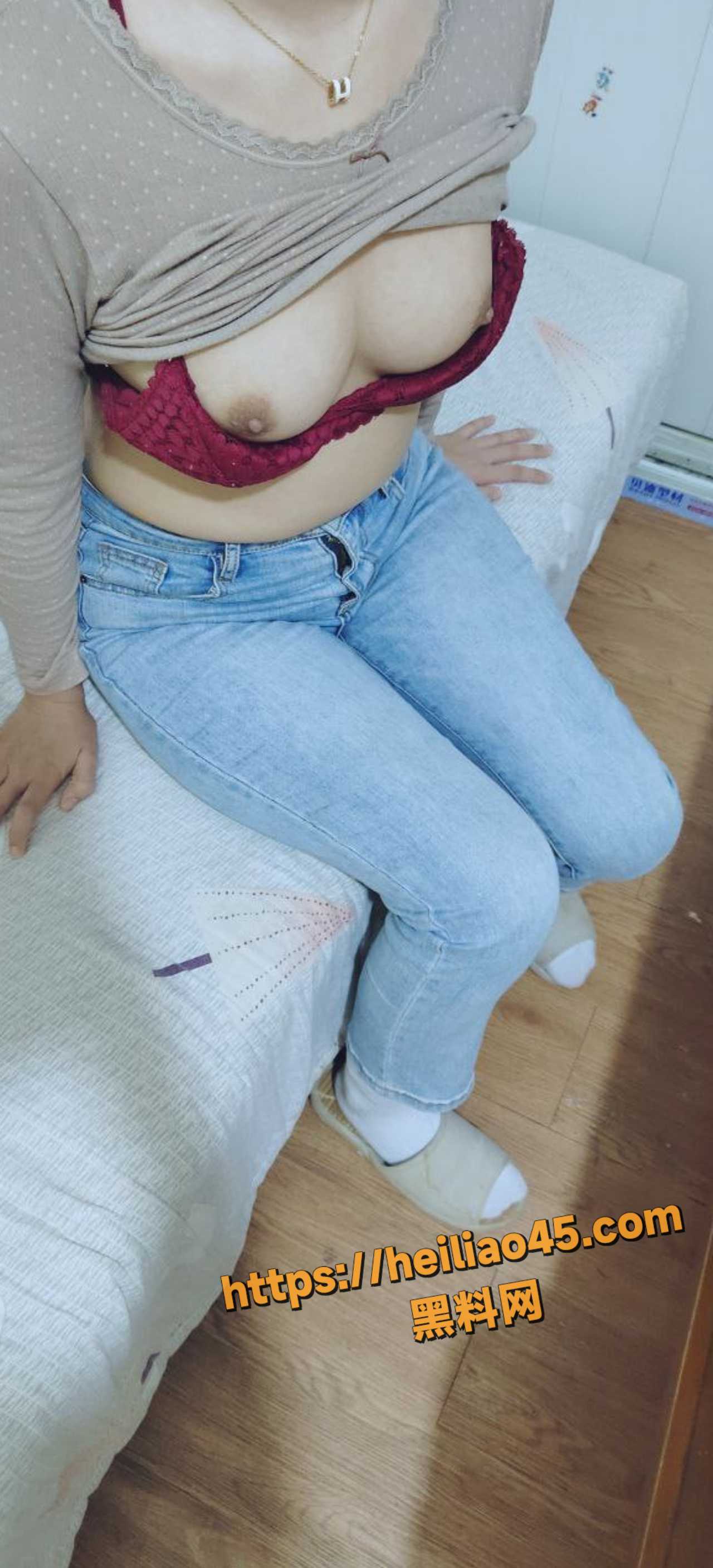 娇妻变成了共用荡妇 阴茎完全拔出再使劲地插了进去！ 配图