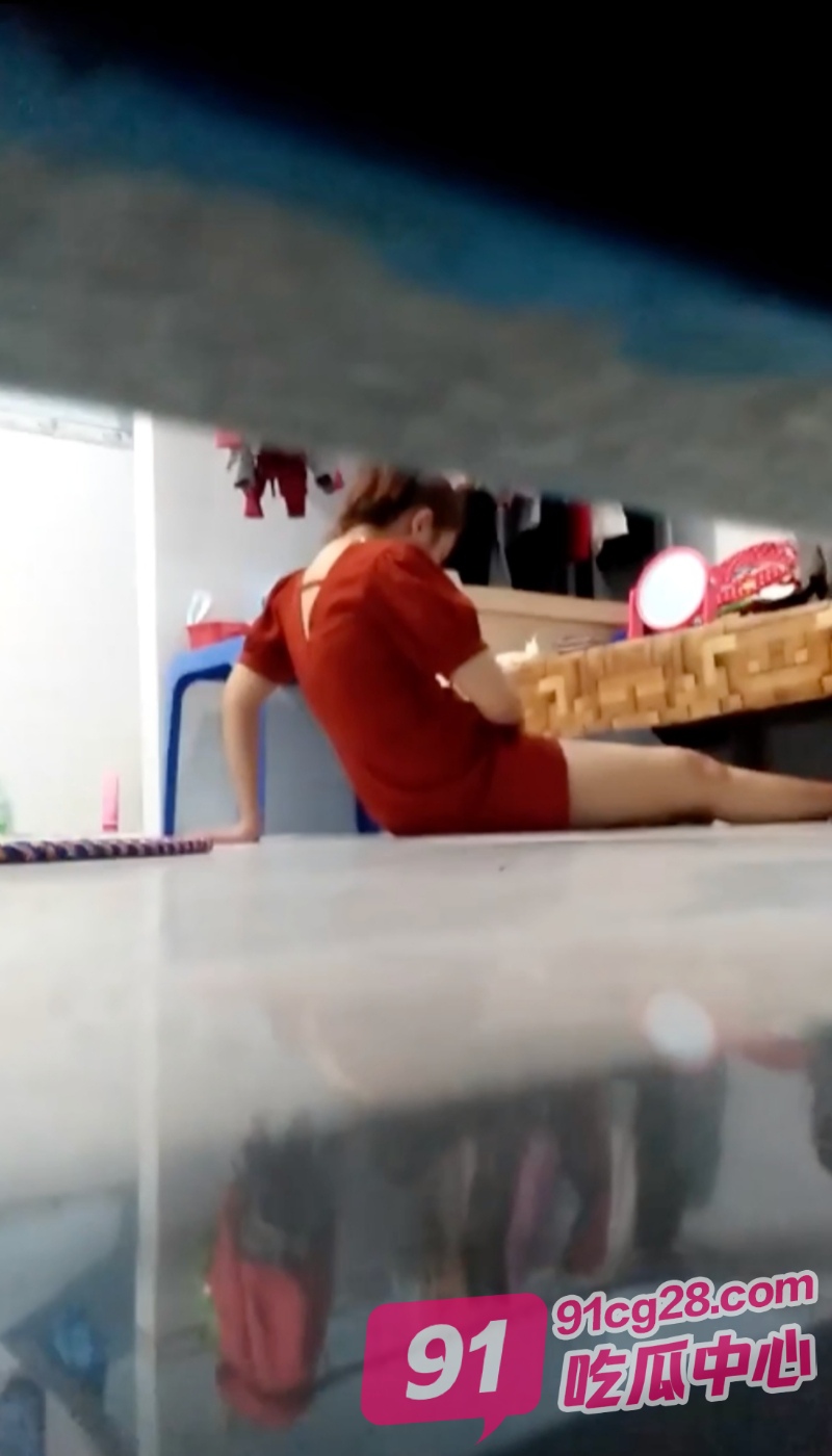 出租屋合租妹子悄悄自慰 被隔壁老王趴门缝偷拍 听到室友浪叫兄弟冲不冲