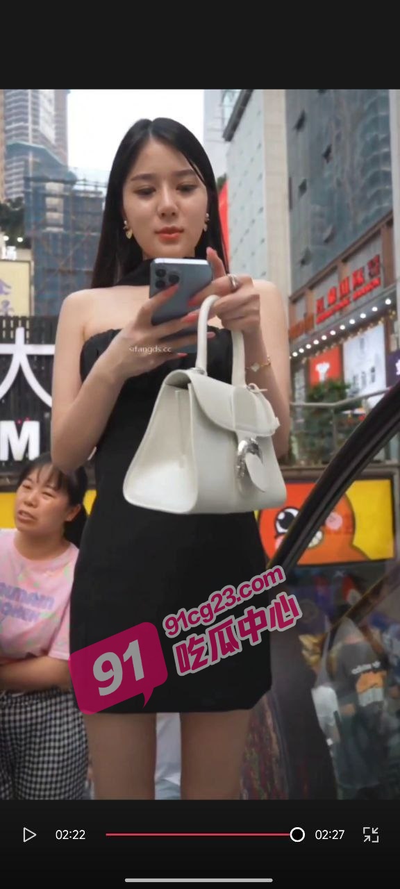 偷窥癖专属～街头抄底短裙极品小姐姐 实属高颜值极品！