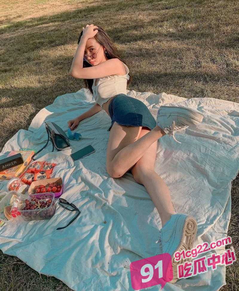 在校大学生兼职模特 拍完外景被摄影师爆操 好看的女生都被摄影师先品尝啦!