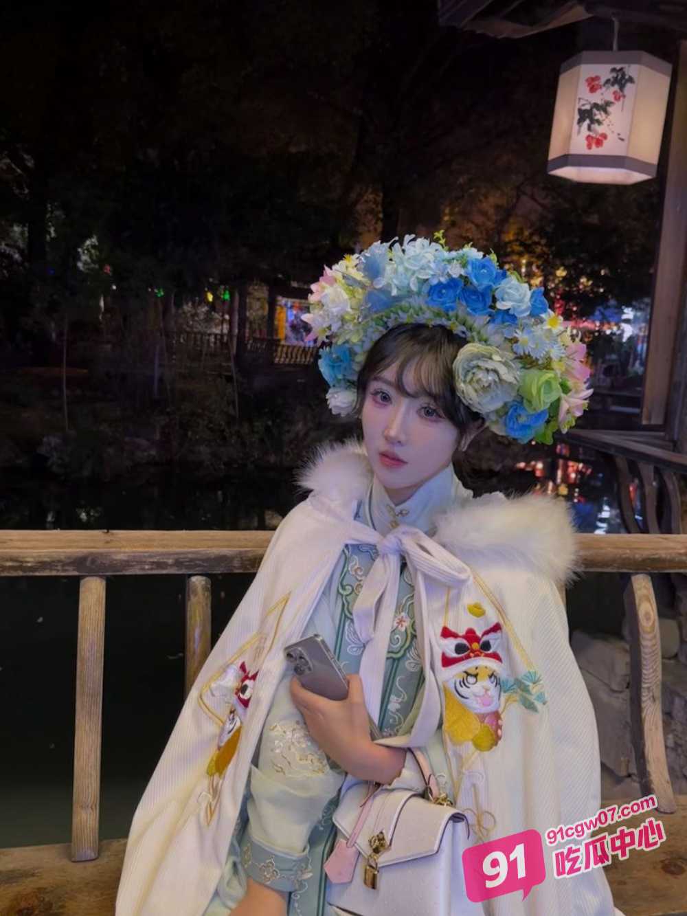 抖音推特高颜反差少女 酣睡小熊 户外露出车震 大白肥臀性感诱人 后入的最佳选择 配图